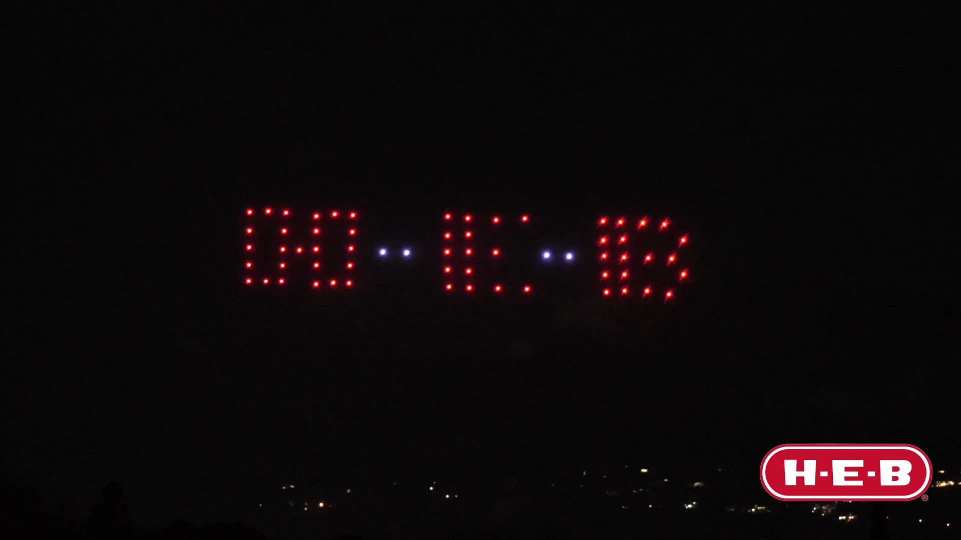 Drones de luz y pirotecnia aérea combinados en el mismo espectáculo nocturno
