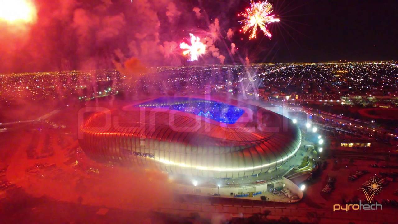 Pirotecnia disparada desde el techo del Estadio BBVA durante su inauguración, con la grada llena