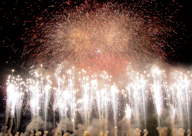 Pirotecnia aérea iluminando el cielo durante un espectáculo de Pyrotech