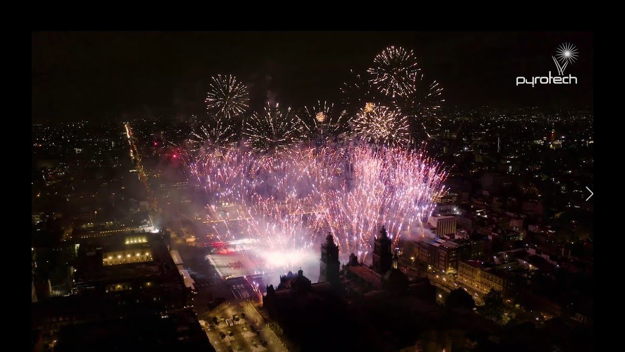 Espectáculo en una plaza pública durante una celebración institucional