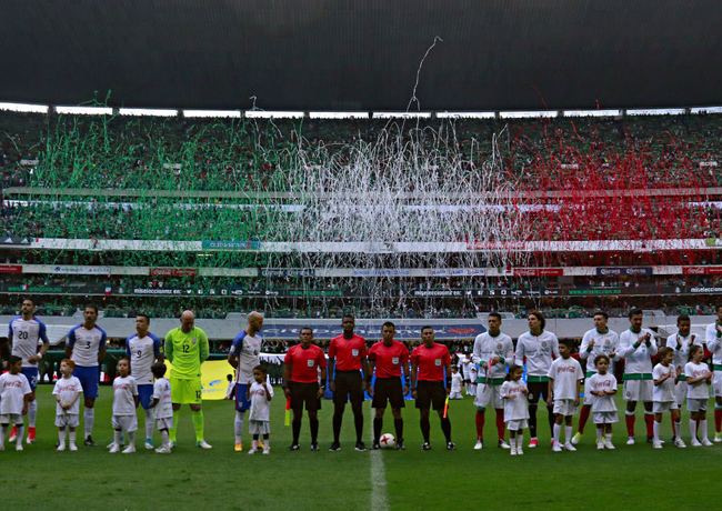 Pirotecnia disparada dentro de un estadio con la grada llena
