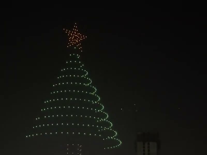 Enjambre de drones de luz formando una figura en el cielo nocturno