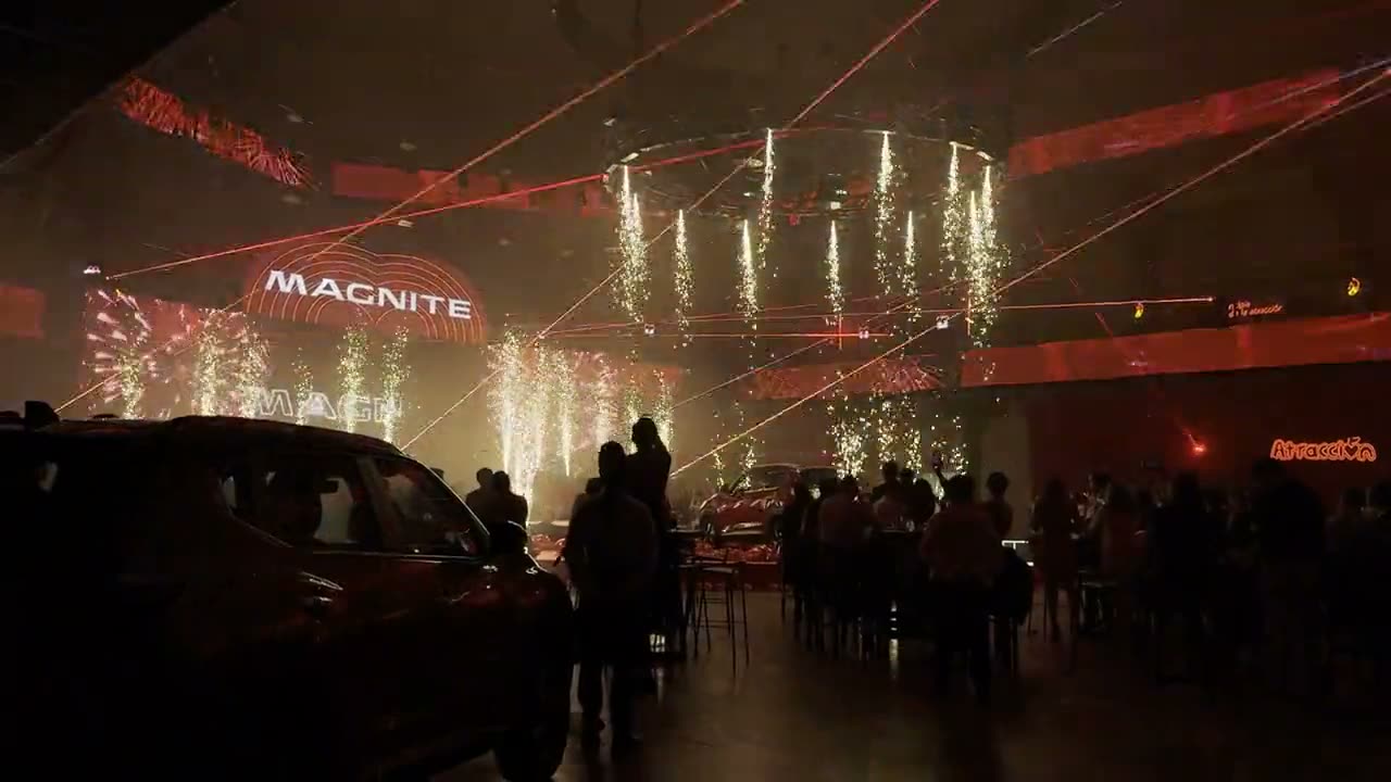 Fuentes de chispa fría disparando en el lanzamiento de un producto en interior