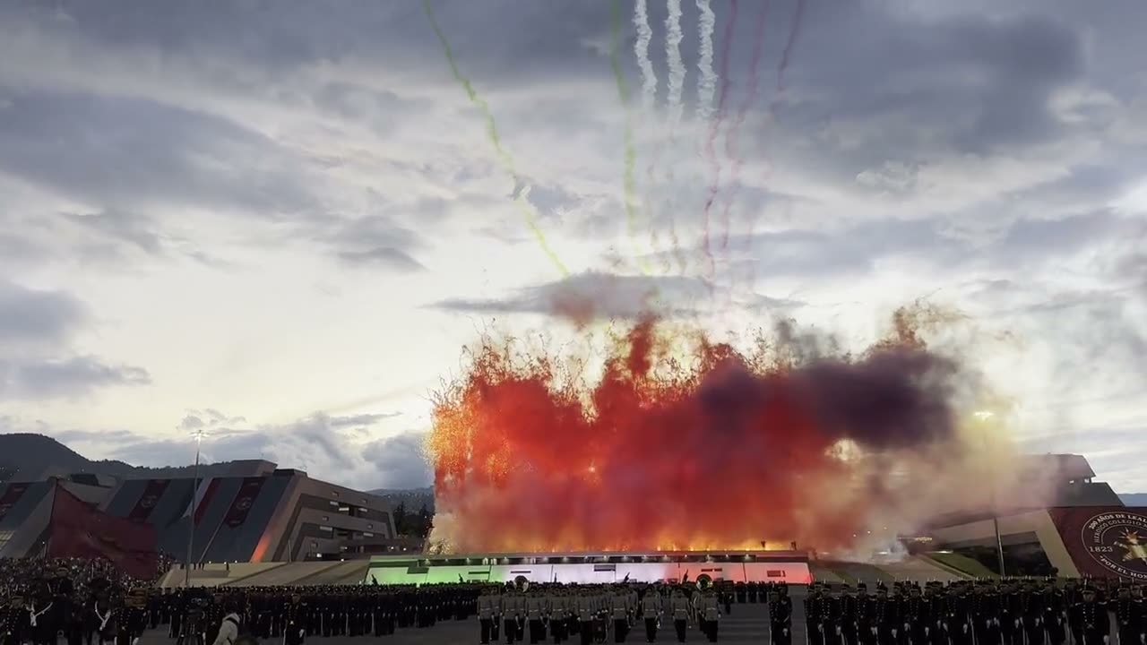 Cortina de humo rojo a gran escala durante una ceremonia militar al aire libre