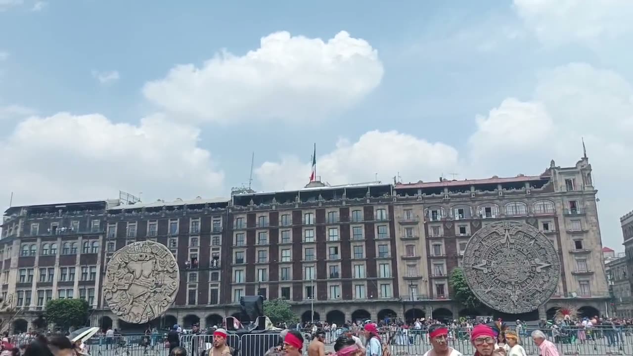 Humo verde, blanco y rojo a plena luz del día frente a Palacio Nacional en el Zócalo